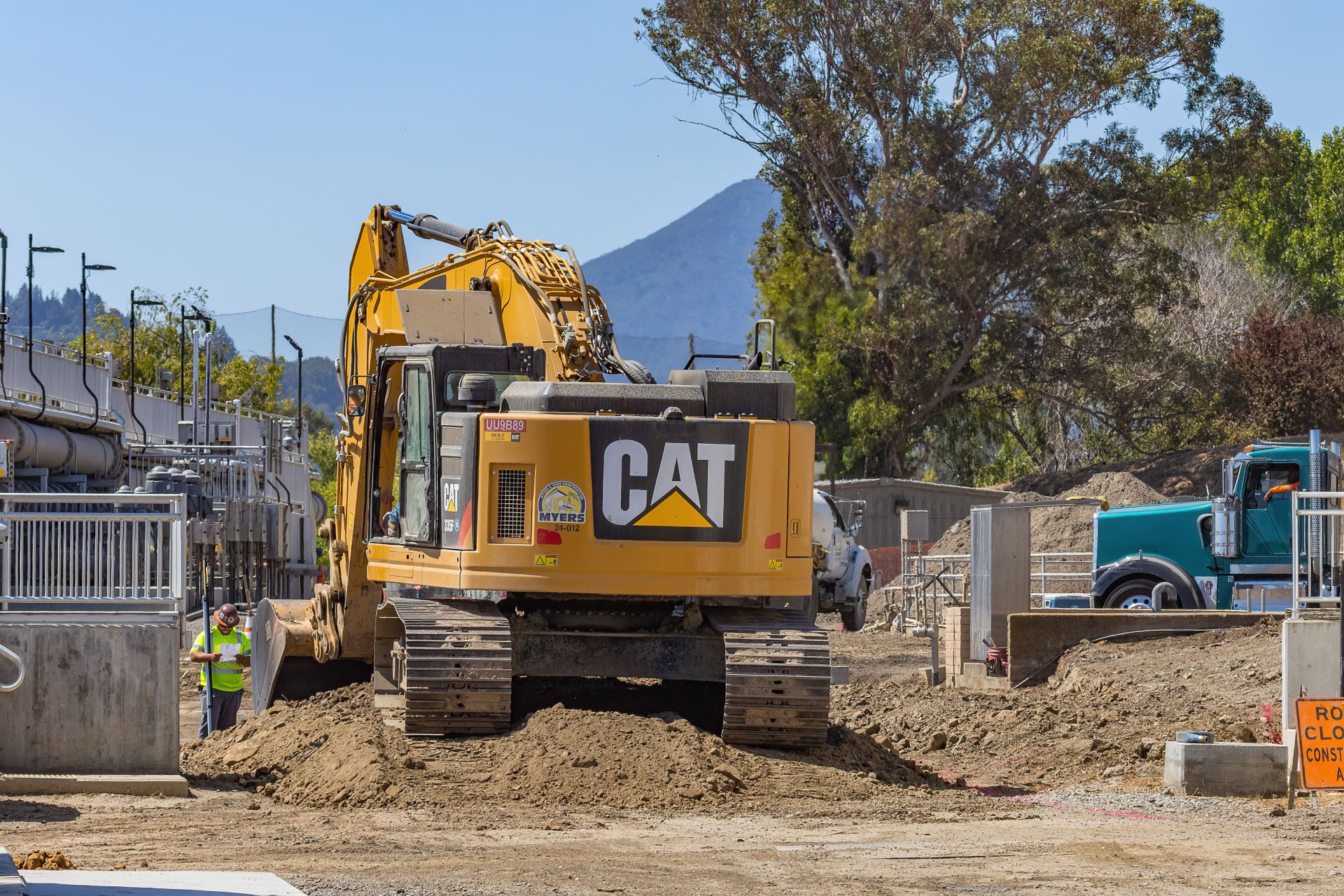 Photo plein cadre — chantier de terrassement, mini-pelle